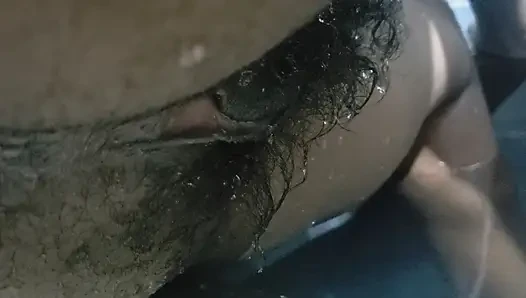 Geile Ehefrau mit grosser Fotze stehend im Wasser, Homemade-Sex & haarige Fotze Nahaufnahme getragen