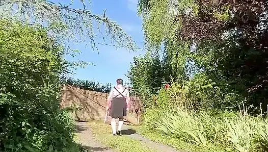 Dışarıda bir akşam için küçük strappy etekli giyinmiş