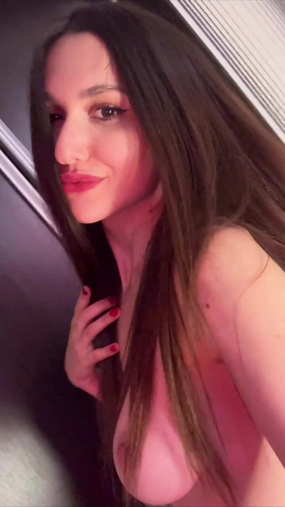 Missed a beautiful brunette? Subscribe so you don't lose her! ❤️