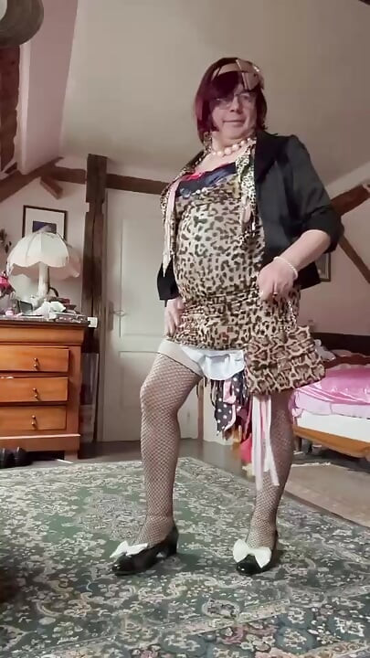 Vestido com um pequeno vestido de leopardo curto para uma noite