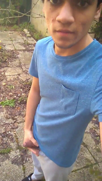 Twink with a hot face wanks outdoor
