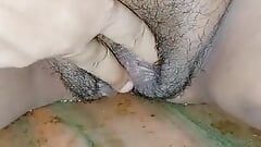 Elevă se masturbează cu degetul de aproape, pizdă umedă rasă și suculentă și orgasm cu ejaculare