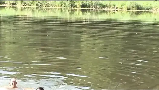 Threesome amatir dengan dua kontol besar bersetubuh dan muncrat di mulut gadis