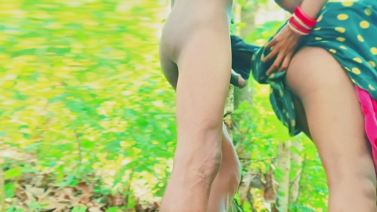 インド・デシ・ビレッジのカップルとの屋外セックス。