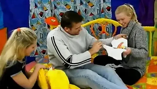Debbie и Rowena в горячем тройничке