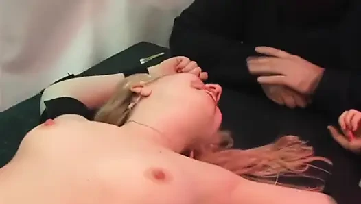Kleines französisches mädchen gekitzelt! mit Eloine und Herrin Chloe! Abs. 2 von 2