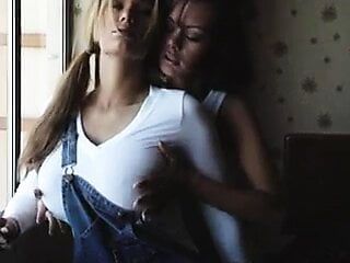 Amanda et Crissy lesbiennes dans une scène lesbienne dans une chambre d&#39;hôtel
