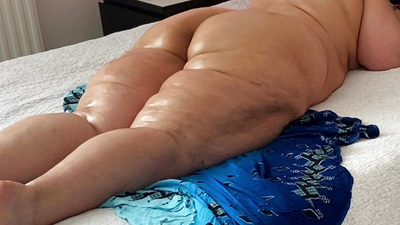 Mamă sexy incitantă flămândă după pulă neagră adânc până la coaie. Mamă sexy cu fantezie perversă cu fetiș