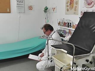 Зрілий гінеколог-фетиш - збочений гінеколог записує свою зрілу пацієнтку на камеру