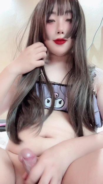 Travesti Rin usa linda ropa interior y juega con su polla