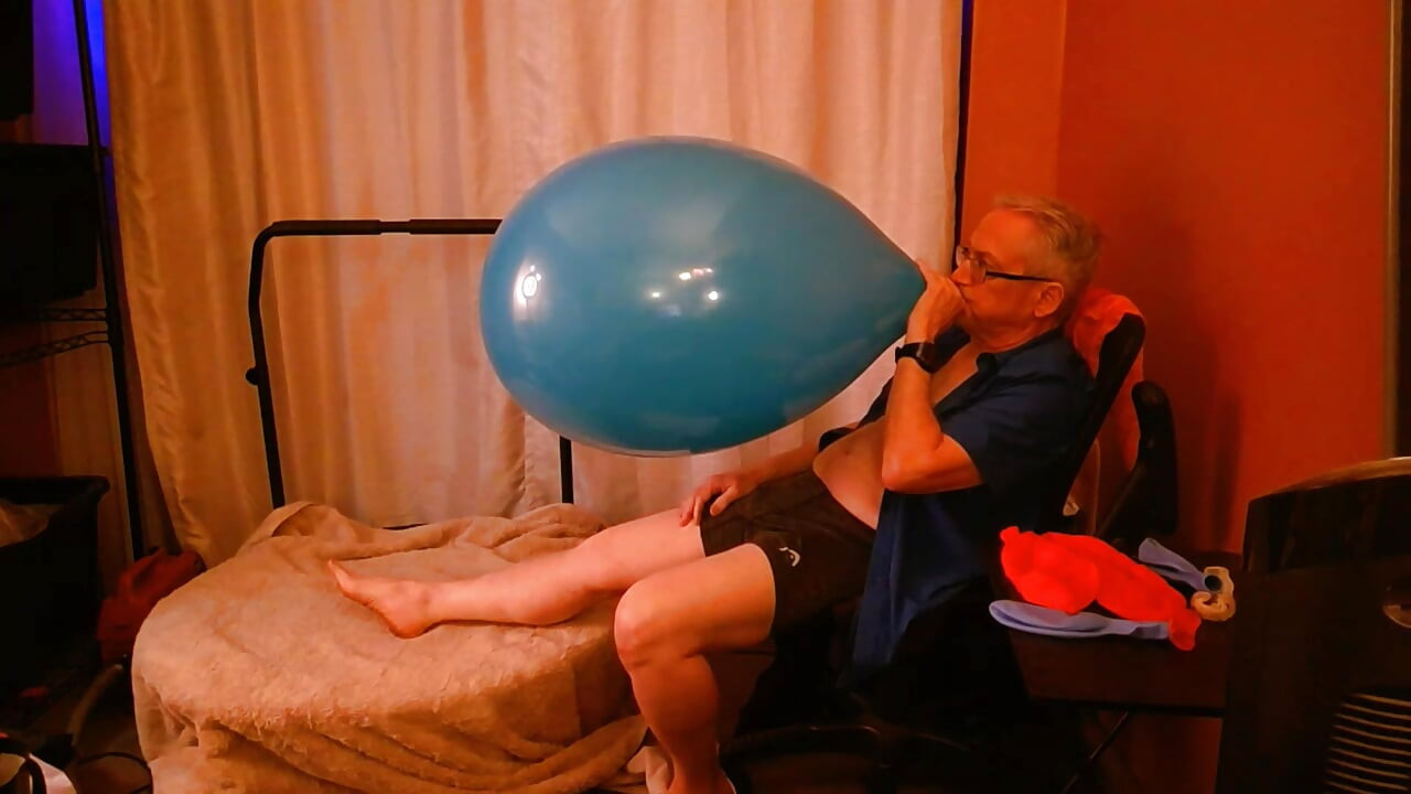 156) Looner Blows to Pop and Humps Giant Balloons