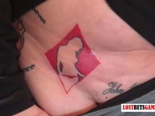 Татуированная лесбиянка расплачивается после игры татуировкой