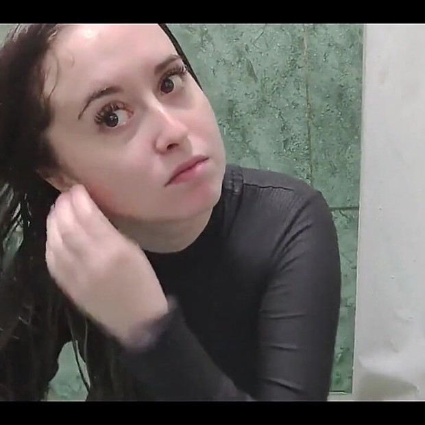 나는 옷을 벗는 것을 잊어 버렸고 청바지와 티셔츠를 입고 머리를 씻었다.