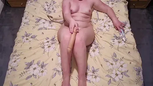 Ateşli biseksüel evli kadın kız arkadaşı ve kocasının eğlenmesi için kamerada kendini sikmek için çift uçlu dildo kullanıyor