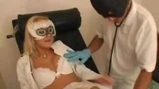 Garota mascarada na clínica