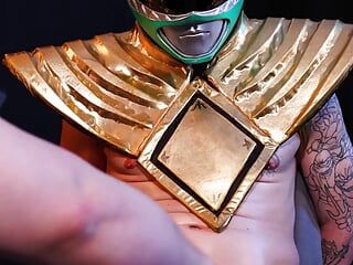 Guy 30 - Kantar the Green Power Ranger tills han täcker sitt eget ansikte