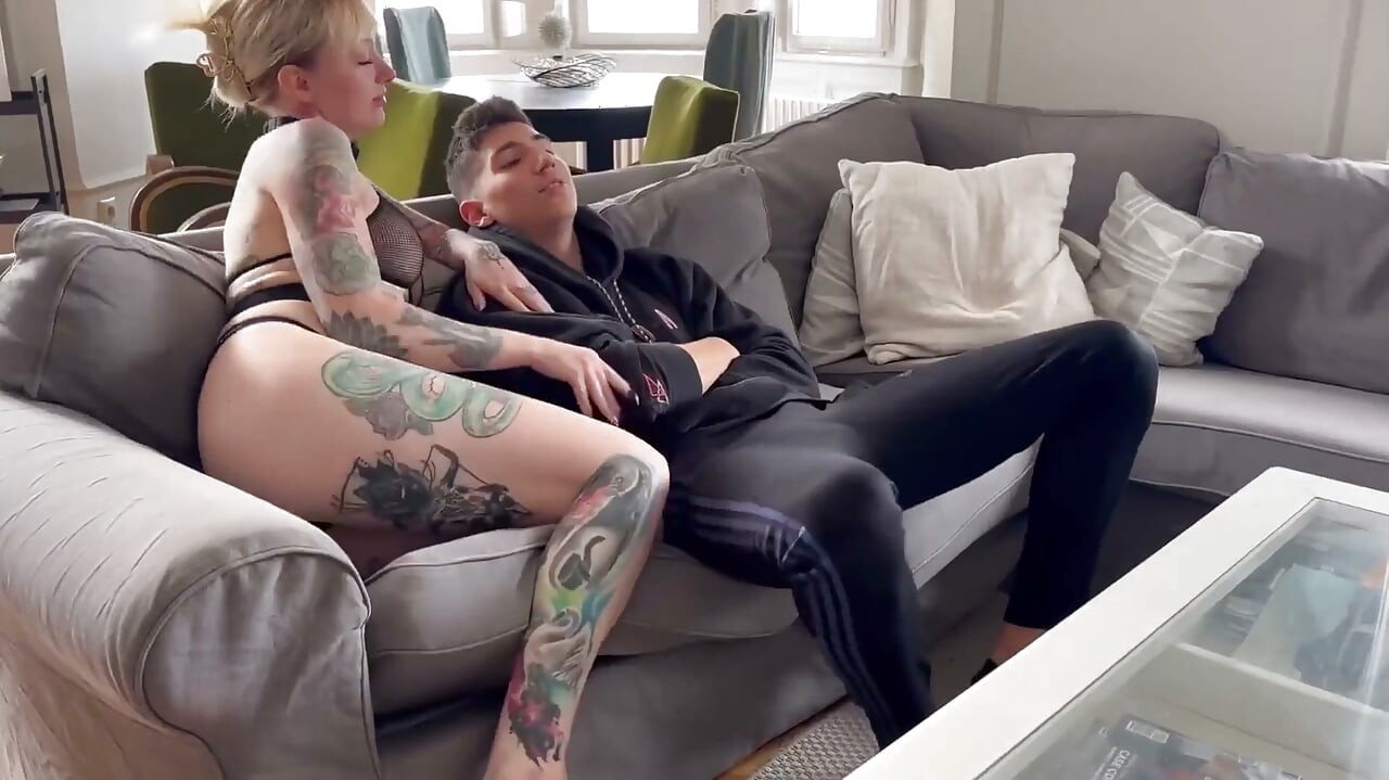 Profesora de inglés tetona se folla a su estudiante privado de tutores - Hailey Hope - Brady Bud
