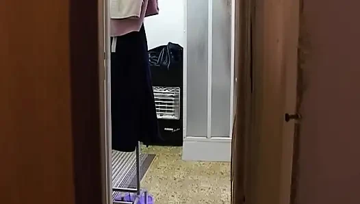 Hatun soyunuyor ve kapıdan eğiliyor