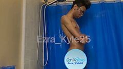 Ezrakyle25 toma um banho matinal sexy, vídeo completo em onlyfans