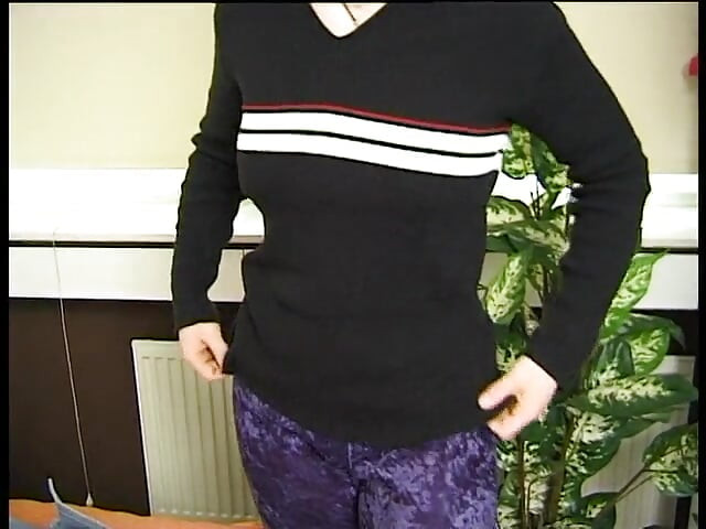 Fată drăguță își freacă rața