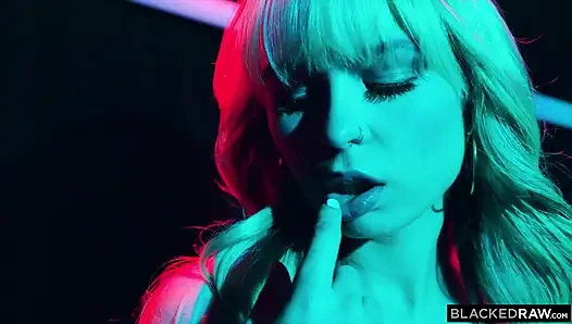 BLACKEDRAW крошечная блондинка милашка Lilly Bell претворяет в жизнь ее тайные желания с большим черным членом