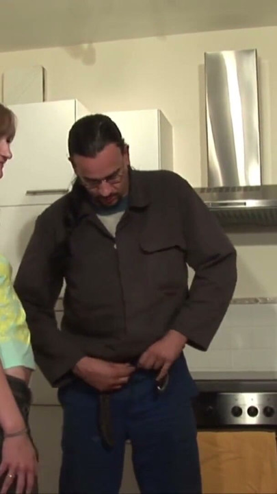 Hausfrau bumst mit Nachbarn in der Kueche, ohne Gummi | Clip 1