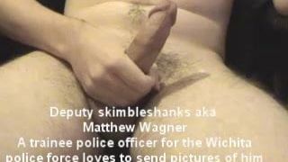 Офіцер любить відправляти себе голим онлайн!