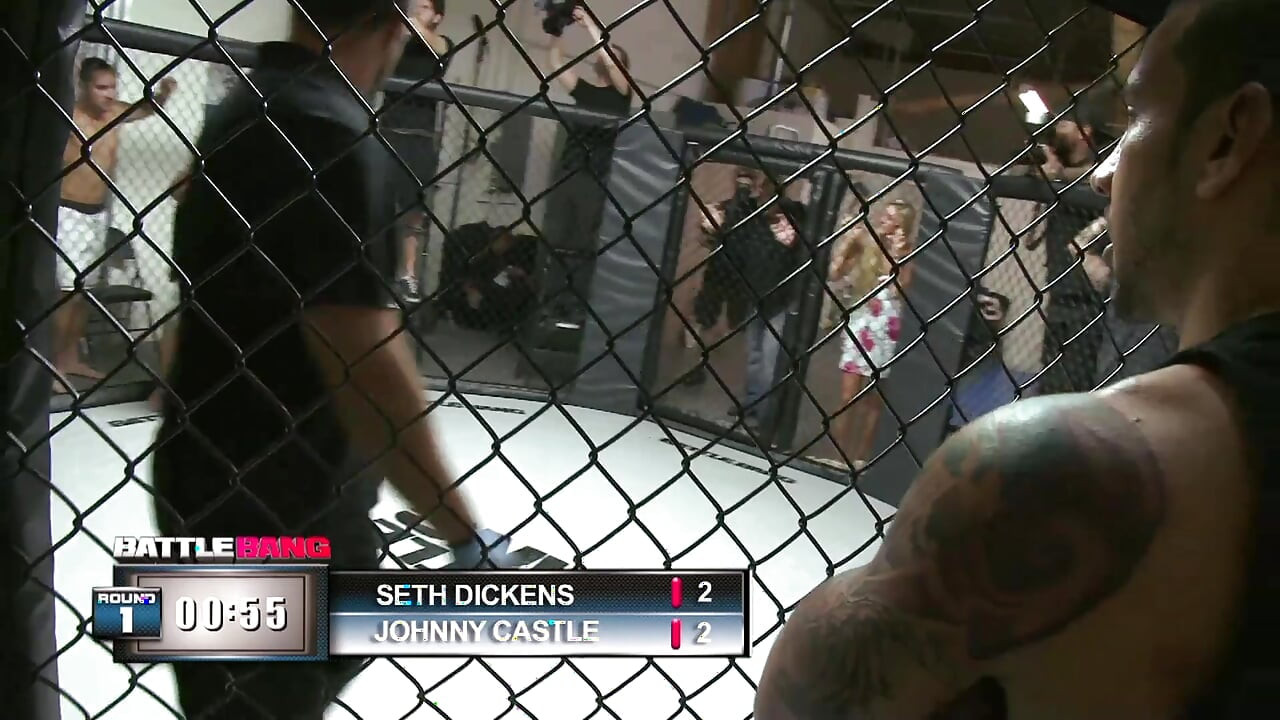 Une bombasse tatouée avec un gros cul et de gros nichons en action sur le ring de boxe
