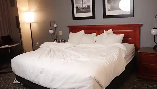 Zenci genç üvey kız üvey babasıyla otel yatağını paylaşıyor