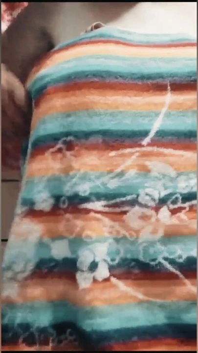 来自的精彩时刻 "熟女妈妈一边洗澡一边用继子的电话记录自己。自制 040"