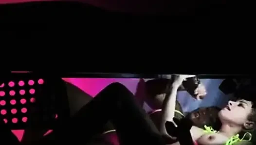 Krystal ve Kyla sağım masasında büyük siyah bir yarağı çifte sikiyor