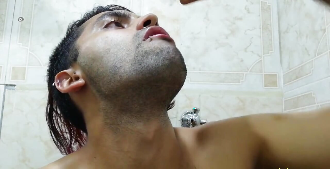 Punjenje čaše pljuvačkom i drkanje s njom dok ne svršim i ne popijem svoju spermu.