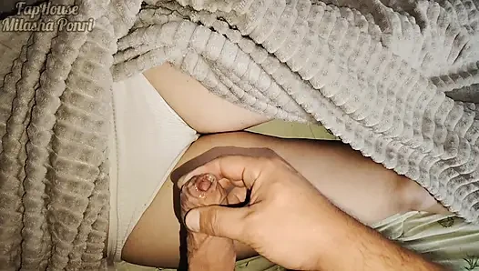Üvey kız kardeşimin üzerine boşalmak ister misin? Beyaz külotuna boşal.