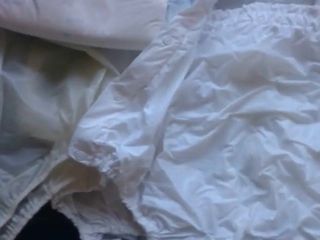 ผ้าอ้อมและกางเกงพลาสติกสีขาวมากมาย