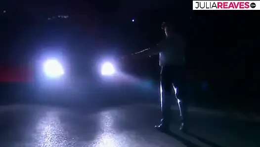 Девушка стонет, пока два огромных члена жестко толкают ее тугую киску