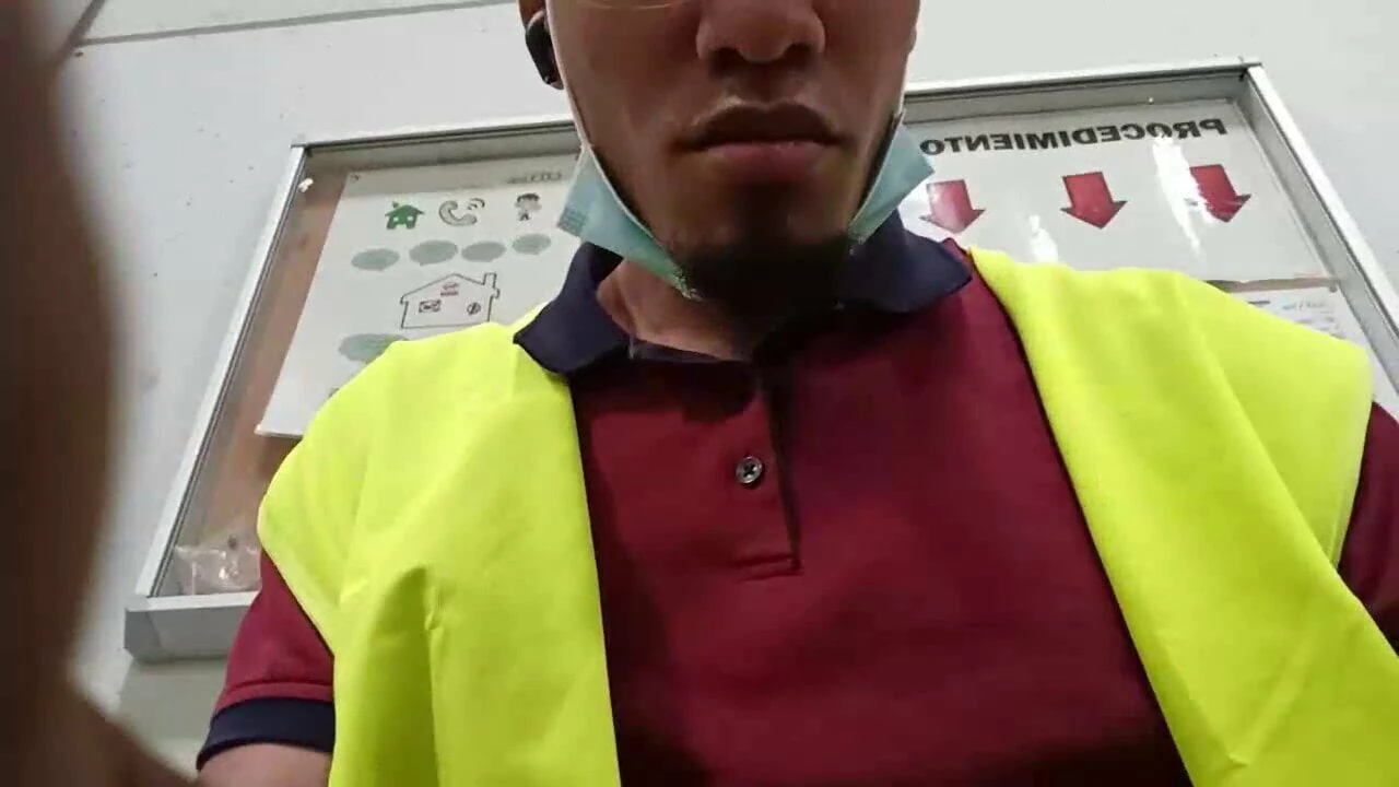 Lateinischer Kellner im Lagerhaus