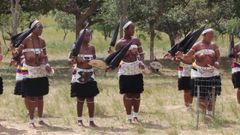 Vollbusige afrikanische Frauen tanzen oben ohne 2