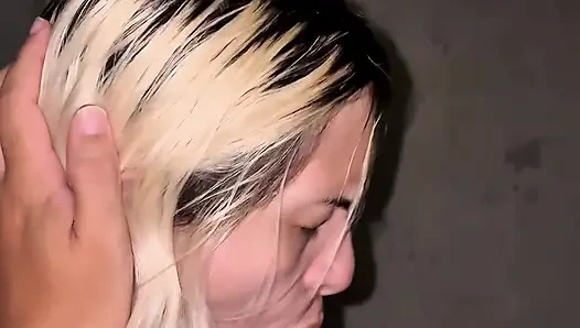 Güzel Brezilyalı güzel bir sakso çekiyor