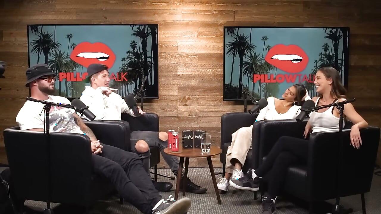 Cherie Deville se conecta con Sara Rose en el estudio de podcast