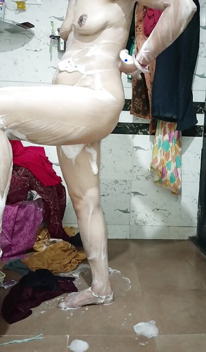 Priya Bhabi Hot Body Show