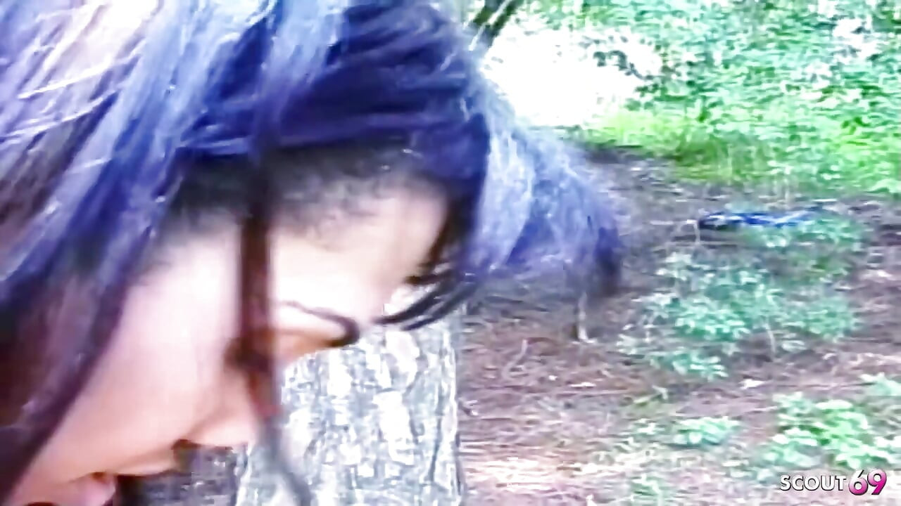 巨乳ラテン系ニューハーフが屋外で木に向かって男を犯し、彼が絶頂するまで