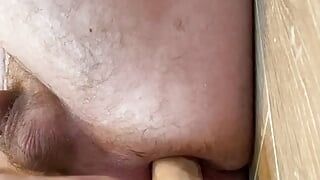Ragazzo vergine peloso di 20 anni si scopa un buco stretto con un grosso dildo