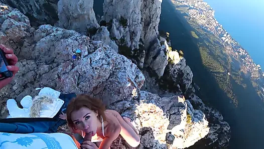 Bu güzel şehvetli güzelliğin abs'lerine büyük bir boşalma olana kadar uçurumda riskli halka açık sikiş