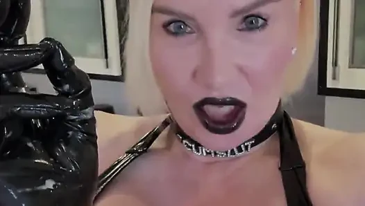 Memek becek cewek ini dicrot sperma hangat pria kulit hitam dengan sarung tangan seksi!