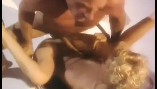 Blonde schönheit bekommt ihre nasse muschi von einem geilen typen geleckt