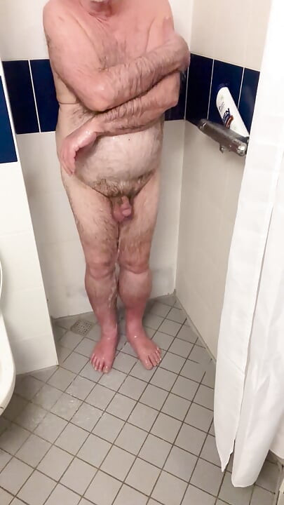 Shower Time for Coach Karl 6765