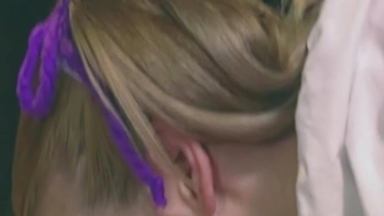 Reife blondinen teilen pulsierenden schwanz in dampfendem dreier