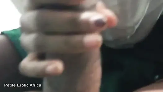 Zierliche afrikanische teenagerin reitet cowgirl und nimmt großen schwanz, der in der schuluniform stehend