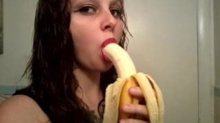 Babe zuigt op een banaan