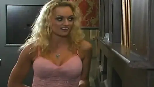 Blondes schätzchen bekommt muschi verschlungen und zu explosivem orgasmus gefingert